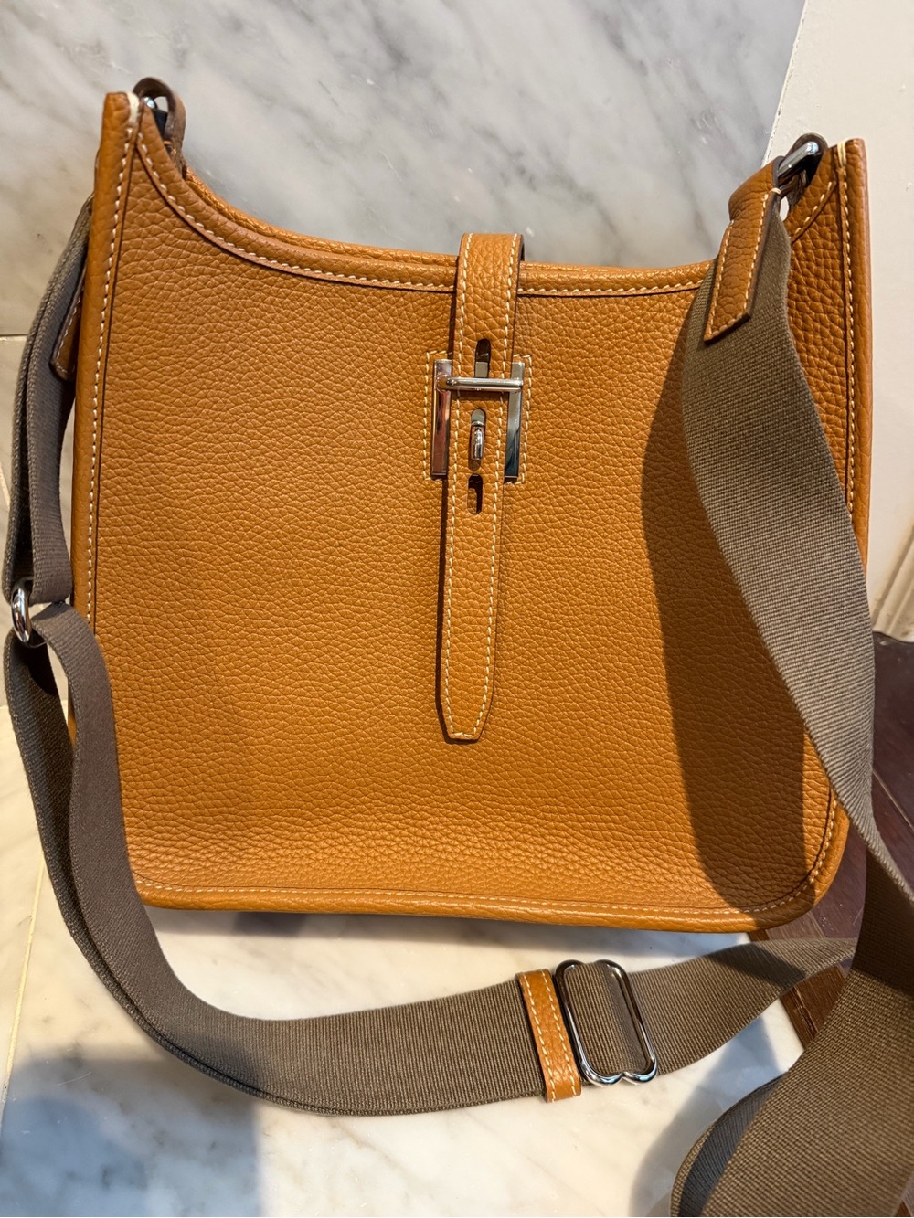 **EUC** Dooney & Bourke Tan Henrys Crossbody Bag Caramel - Picture 7 of 10